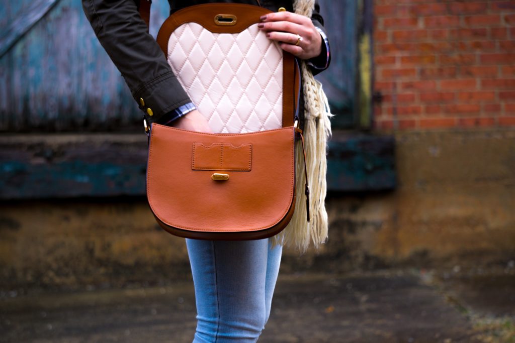 Las costuras de una cartera original son de buena calidad