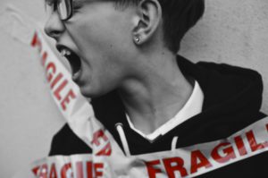 La alteración en sus cambios de humor es una señal inminente de que está sufriendo de bullying