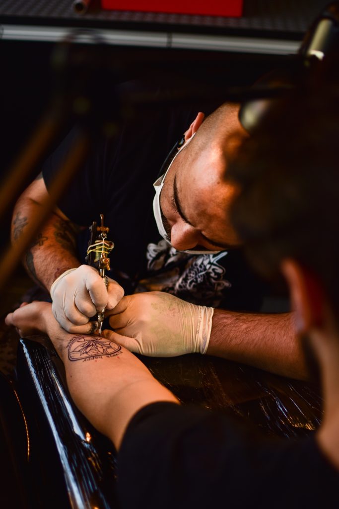 Tu primer tatuaje será doloroso, de eso no hay duda.