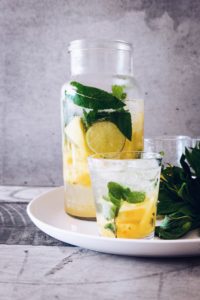 Beber agua con limón es genial para tu piel